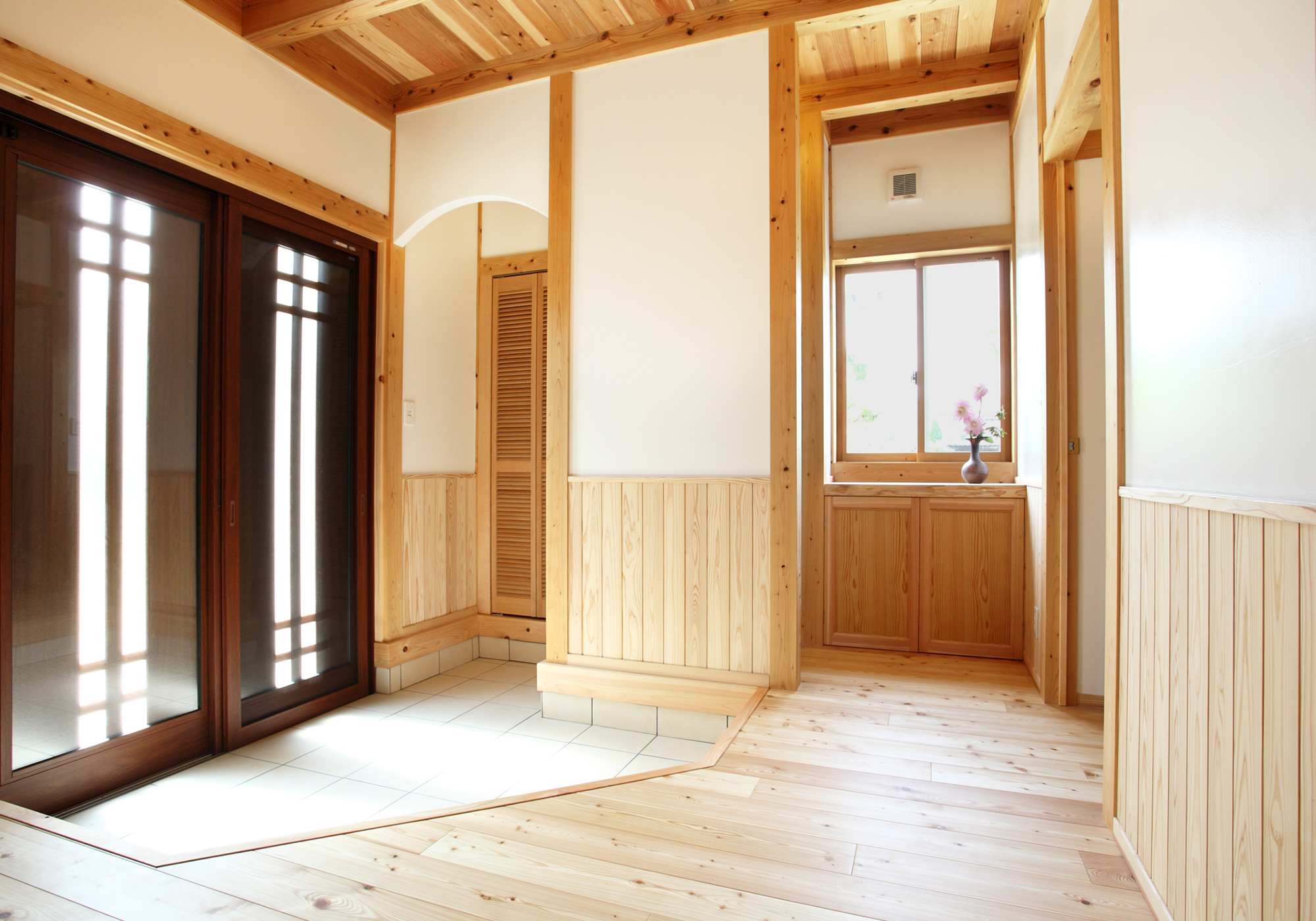 ひのきの香りが心地よい、南欧風の木の家