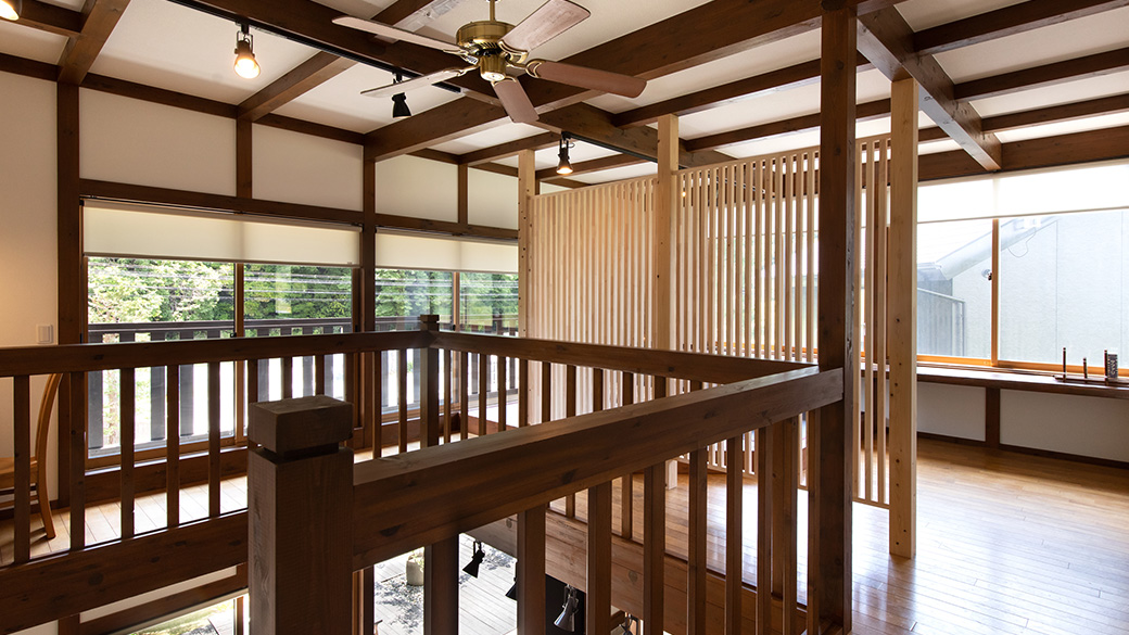 大きな吹き抜けで太陽の光を家中に