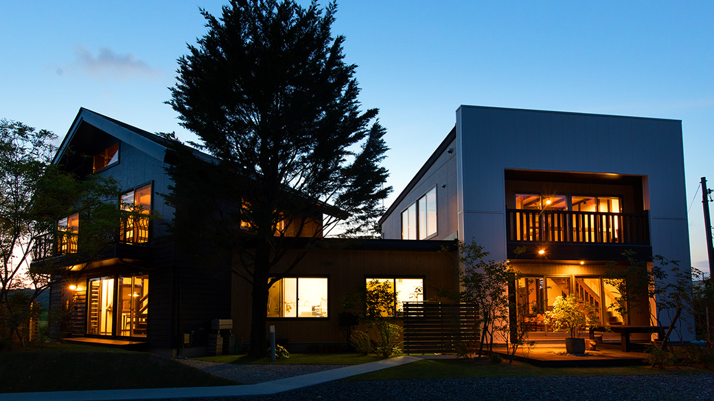 木のぬくもり溢れる質感に暖色の照明が映える、円熟された2棟
