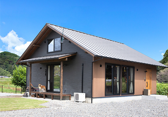 愛犬と暮らす！20代夫婦の夢の平屋