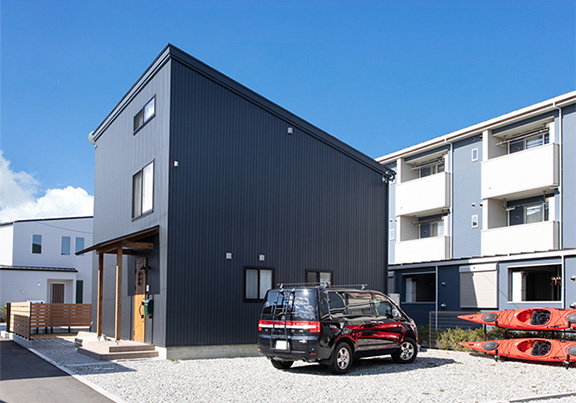 リビングでアウトドア気分の家